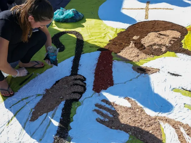 Imagem ilustrativa da imagem Jovens no DF se unem por tapetes de Corpus Christi e “jejum” de telas