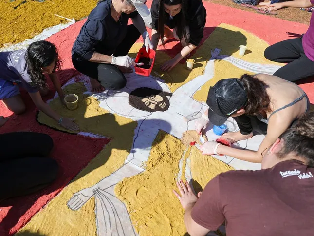 Imagem ilustrativa da imagem Jovens no DF se unem por tapetes de Corpus Christi e “jejum” de telas