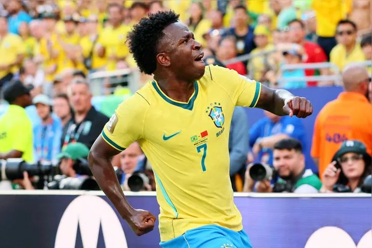 Imagem ilustrativa da imagem Raphinha, Vini Jr. e Douglas Santos se destacam nos números da estreia