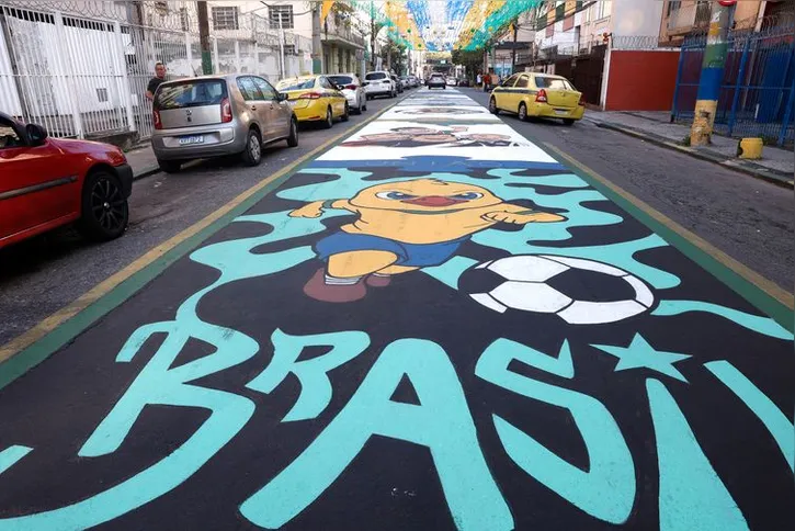 Imagem ilustrativa da imagem Ruas decoradas para Copa do Mundo reforçam vínculo comunitário no Rio