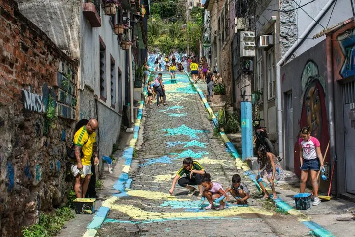 Imagem ilustrativa da imagem Ruas decoradas para Copa do Mundo reforçam vínculo comunitário no Rio