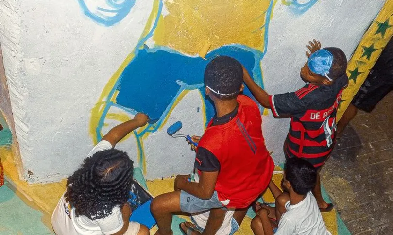 Imagem ilustrativa da imagem Ruas decoradas para Copa do Mundo reforçam vínculo comunitário no Rio