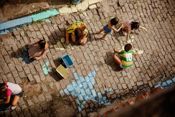 Imagem ilustrativa da imagem Ruas decoradas para Copa do Mundo reforçam vínculo comunitário no Rio