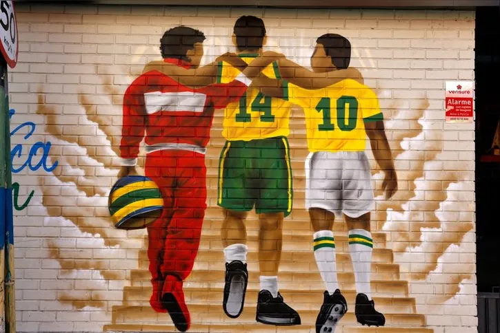 Imagem ilustrativa da imagem Ruas decoradas para Copa do Mundo reforçam vínculo comunitário no Rio