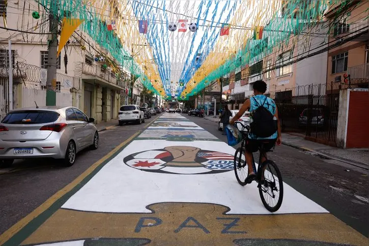 Imagem ilustrativa da imagem Ruas decoradas para Copa do Mundo reforçam vínculo comunitário no Rio
