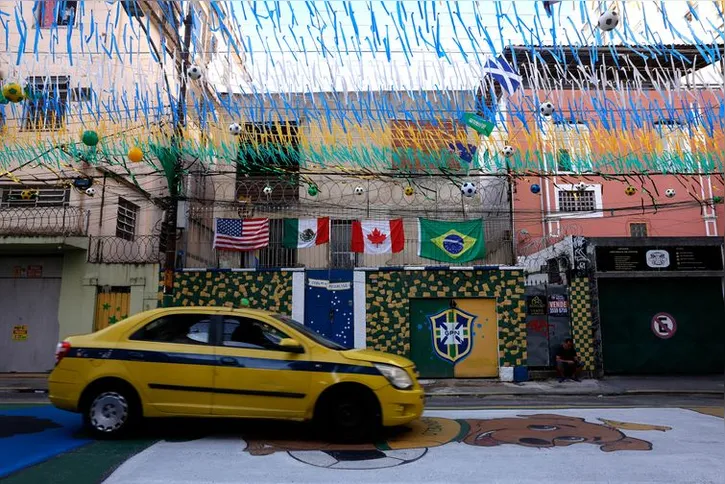 Imagem ilustrativa da imagem Ruas decoradas para Copa do Mundo reforçam vínculo comunitário no Rio