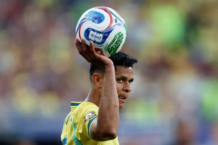 Imagem ilustrativa da imagem Aposta de Ancelotti, Douglas Santos explica apoio tático a Vini Jr.