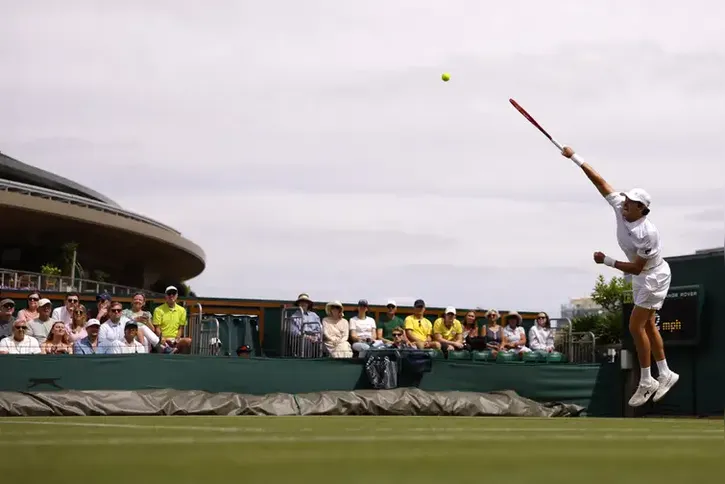 Imagem ilustrativa da imagem João Fonseca reencontra Jesper de Jong na 2ª rodada de Wimbledon