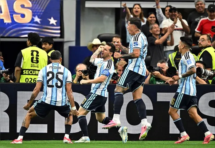 Imagem ilustrativa da imagem Messi se isola na artilharia das Copas e Argentina vai ao mata-mata