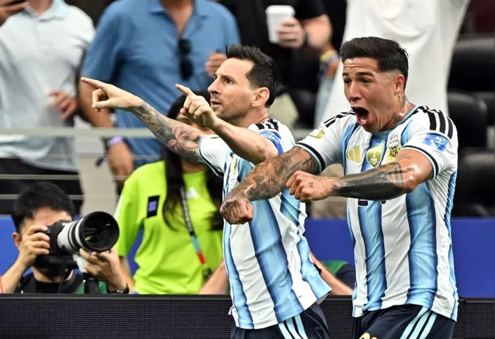 Imagem ilustrativa da imagem Messi se isola na artilharia das Copas e Argentina vai ao mata-mata