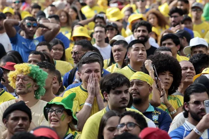 Imagem ilustrativa da imagem Torcedores se reúnem no centro de SP para assistir ao jogo do Brasil