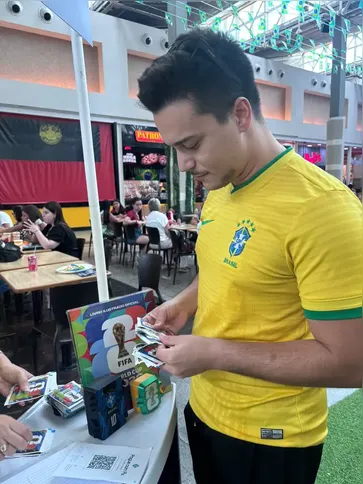 Imagem ilustrativa da imagem Troca de figurinhas pode atenuar alto custo do álbum da Copa do Mundo