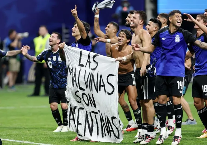 Imagem ilustrativa da imagem Com outra virada incrível, Argentina despacha Inglaterra e vai à final