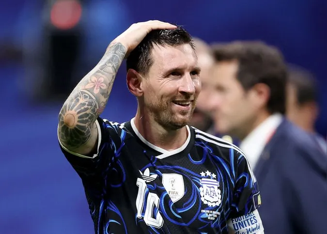 Imagem ilustrativa da imagem Dezenove anos após "banho", Messi reencontra Yamal em final histórica