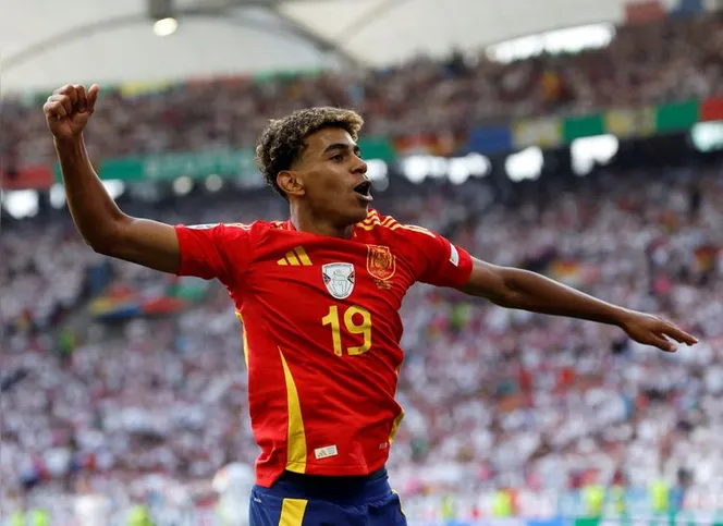 Imagem ilustrativa da imagem Dezenove anos após "banho", Messi reencontra Yamal em final histórica