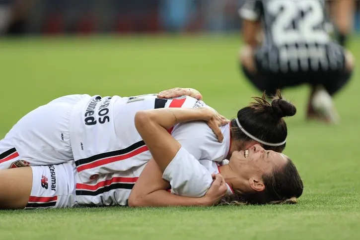 Imagem ilustrativa da imagem São Paulo segura Corinthians e é campeão brasileiro pela 1ª vez