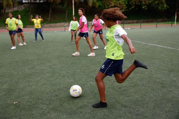 Imagem ilustrativa da imagem Ex-jogadoras da seleção de futebol incentivam alunas em escolas do Rio