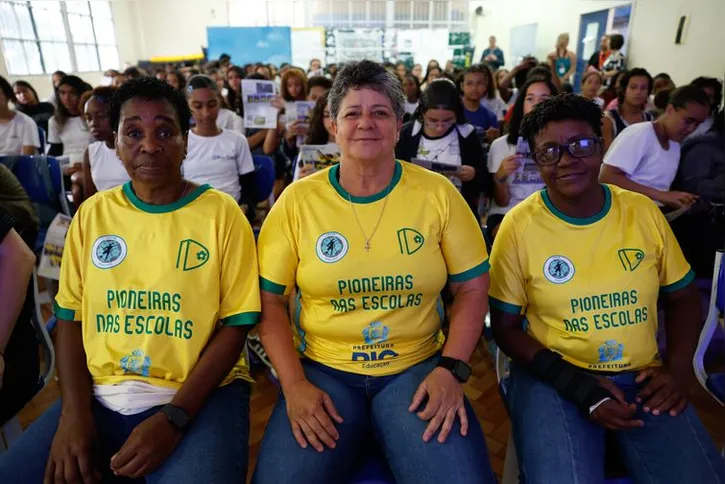 Imagem ilustrativa da imagem Ex-jogadoras da seleção de futebol incentivam alunas em escolas do Rio