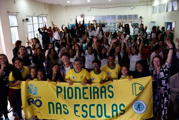 Imagem ilustrativa da imagem Ex-jogadoras da seleção de futebol incentivam alunas em escolas do Rio