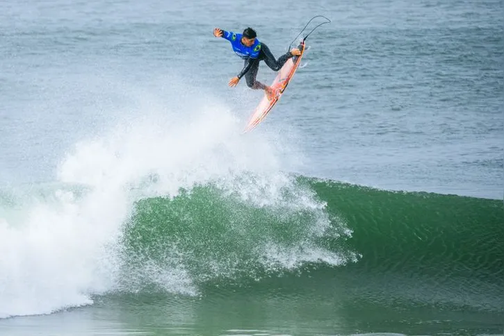 Imagem ilustrativa da imagem Surfe: Yago Dora, Ítalo Ferreira e Medina vão às quartas em Peniche