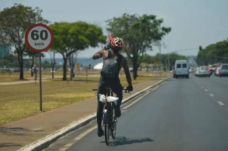 Imagem ilustrativa da imagem Gasolina mais cara faz pessoas trocarem carro por ônibus, prova estudo