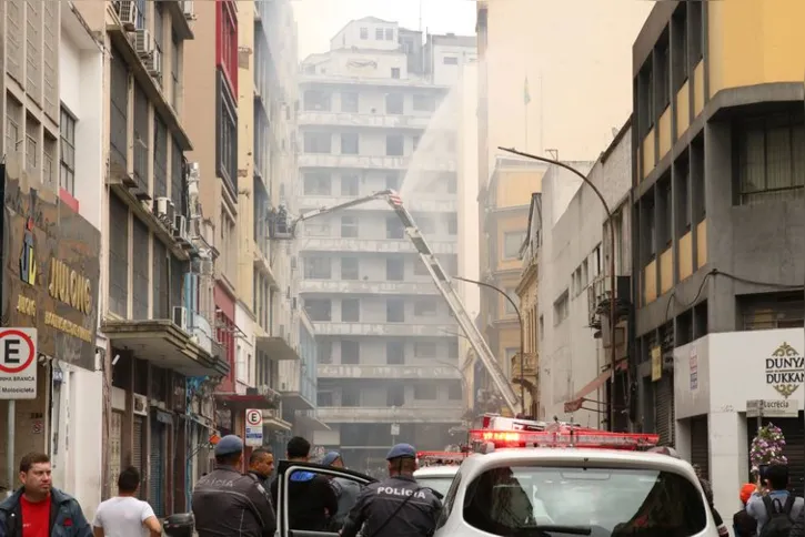 Imagem ilustrativa da imagem SP: prédio atingido por incêndio na região da 25 de Março pode desabar