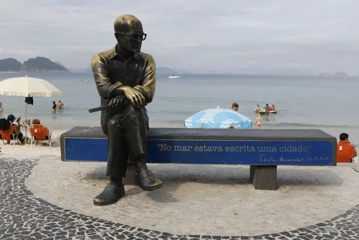 Imagem ilustrativa da imagem Após furto, estátua de Carlos Drummond tem óculos recolocados