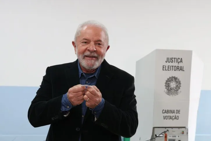 Imagem ilustrativa da imagem Lula, 77 anos, é eleito para o 3º mandato de presidente da República