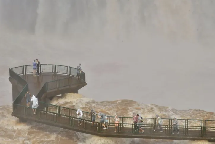 Imagem ilustrativa da imagem Passarela sobre Cataratas do Iguaçu é reaberta após redução da vazão
