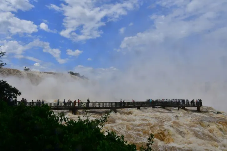 Imagem ilustrativa da imagem Passarela sobre Cataratas do Iguaçu é reaberta após redução da vazão