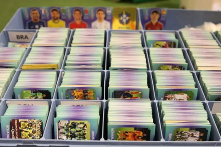 Imagem ilustrativa da imagem Troca de figurinhas da Copa diverte colecionadores e fãs do esporte