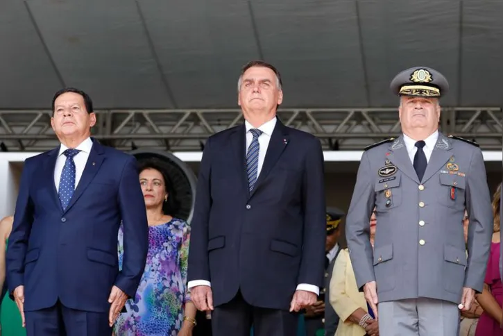 Imagem ilustrativa da imagem Presidente Bolsonaro participa de formatura de cadetes na Aman