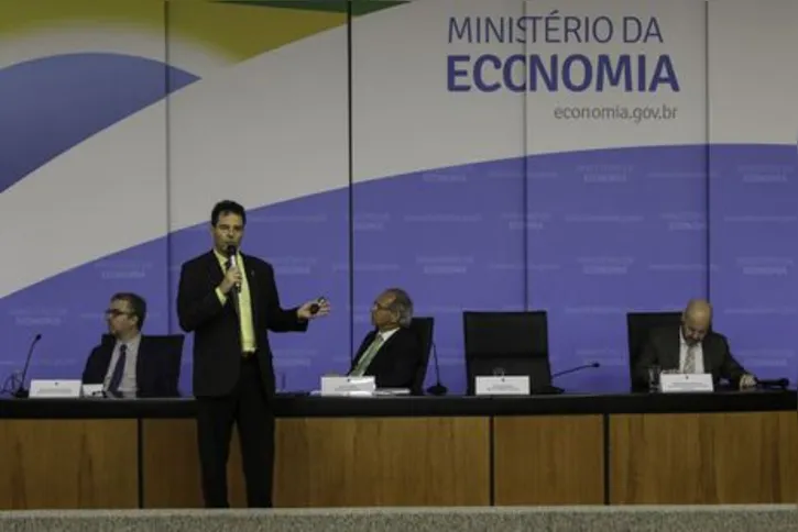 Imagem ilustrativa da imagem Teto foi furado porque era mal construído, diz ministro da Economia