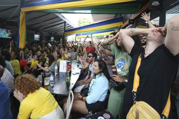 Imagem ilustrativa da imagem Torcida acompanha vitória da seleção brasileira com nervosismo