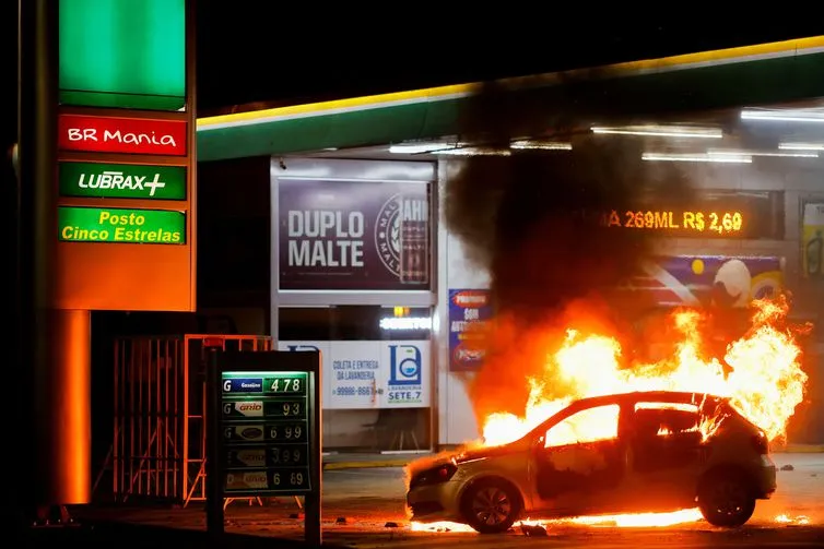 Imagem descritiva da notícia Manifestantes invadem sede da PF e queimam carros e ônibus no DF
