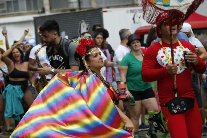 Imagem ilustrativa da imagem Blocos de carnaval tomam ruas do centro do Rio neste domingo