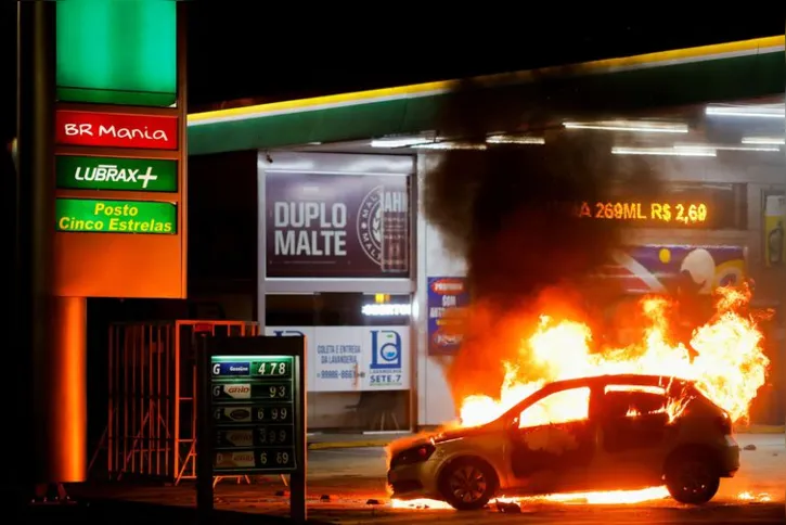 Imagem ilustrativa da imagem Manifestantes invadem sede da PF e queimam carros e ônibus no DF