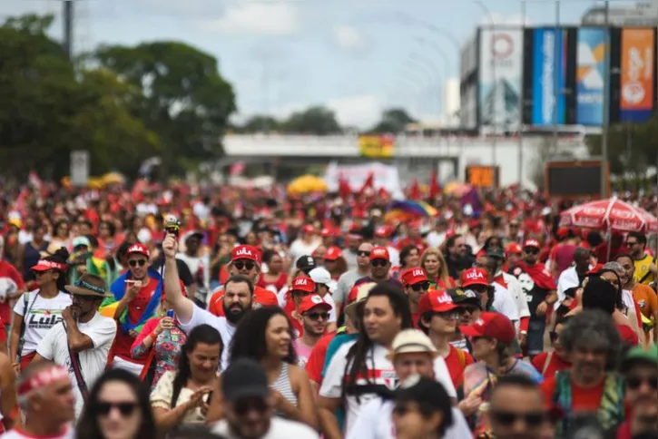 Imagem ilustrativa da imagem Multidão toma conta da Esplanada em domingo ensolarado na capital