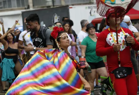 Imagem descritiva da notícia Blocos de carnaval tomam ruas do centro do Rio neste domingo