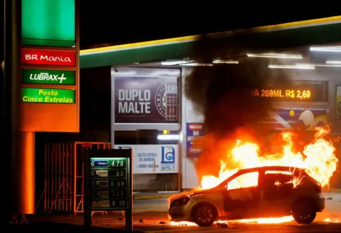 Imagem descritiva da notícia Manifestantes invadem sede da PF e queimam carros e ônibus no DF