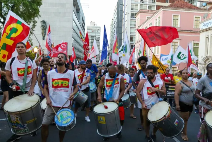 Imagem ilustrativa da imagem Ativistas se reúnem na Marcha do Fórum Social Mundial em Porto Alegre