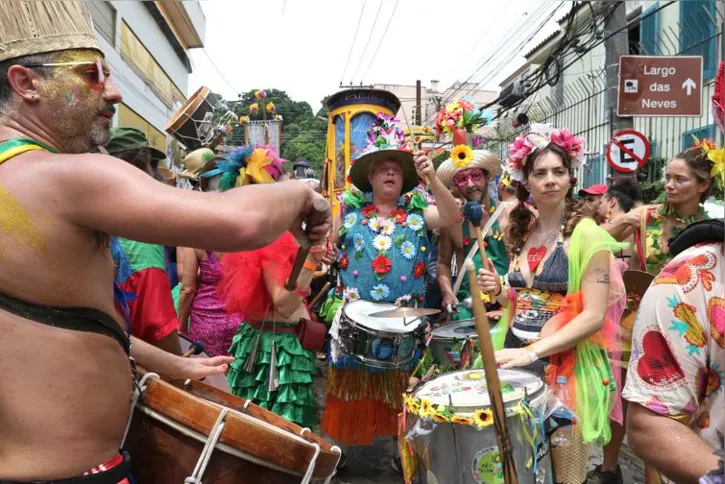 Imagem ilustrativa da imagem Foliões celebram volta do carnaval do Rio com o bloco Céu na Terra