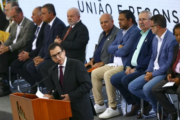 Imagem ilustrativa da imagem Mínimo tem que subir de acordo com o crescimento da economia, diz Lula