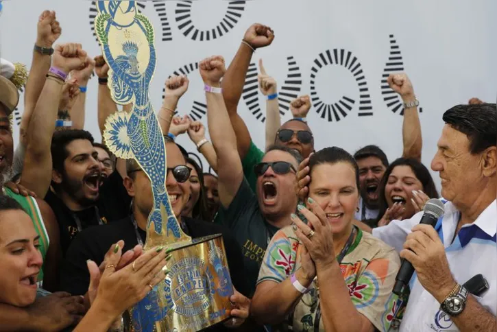 Imagem ilustrativa da imagem Campeã: Imperatriz Leopoldinense celebra fim de jejum de 22 anos