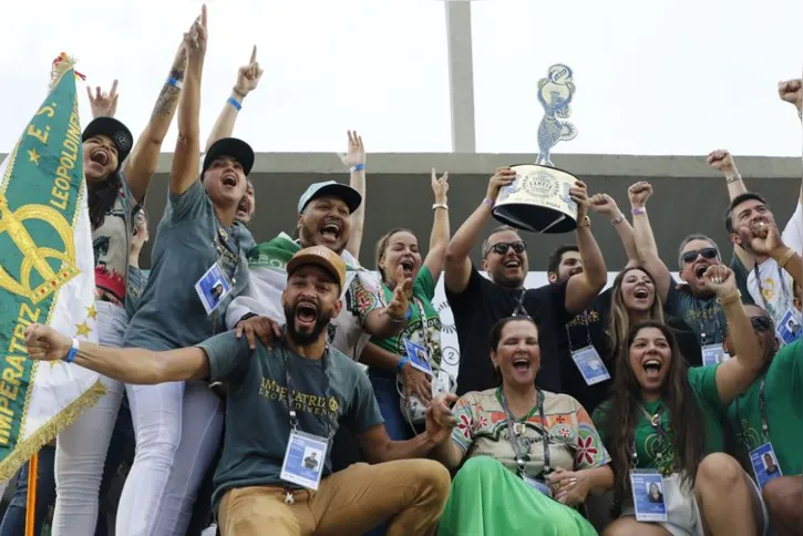 Imagem ilustrativa da imagem Campeã: Imperatriz Leopoldinense celebra fim de jejum de 22 anos