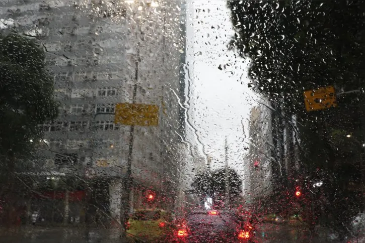 Imagem ilustrativa da imagem Centro-sul do país terá chuvas intensas e frio no feriadão de carnaval