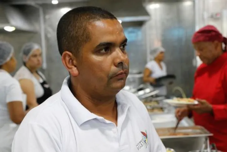 Imagem ilustrativa da imagem Iniciativa de entrega de marmitas é transformada em cozinha escola