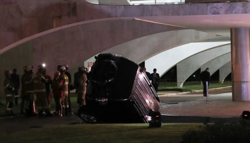 Imagem ilustrativa da imagem Carro cai em espelho d'água do Palácio do Planalto