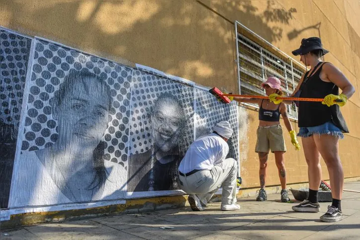 Imagem ilustrativa da imagem Cidade do Samba é coberta por retratos de mães de todo o país