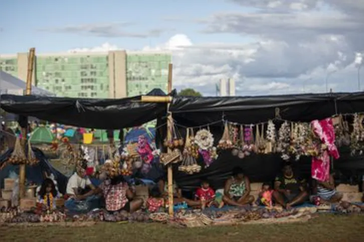 Imagem ilustrativa da imagem Indígenas chegam a Brasília para o Acampamento Terra Livre